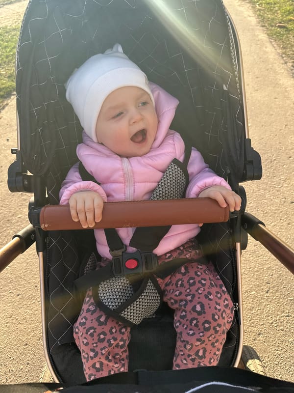 Spring afternoon walk through residential Vitsebsk captures everyday moments