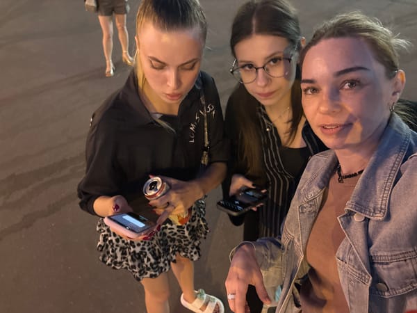 Evening social gathering documented in Sinyavino, Russia