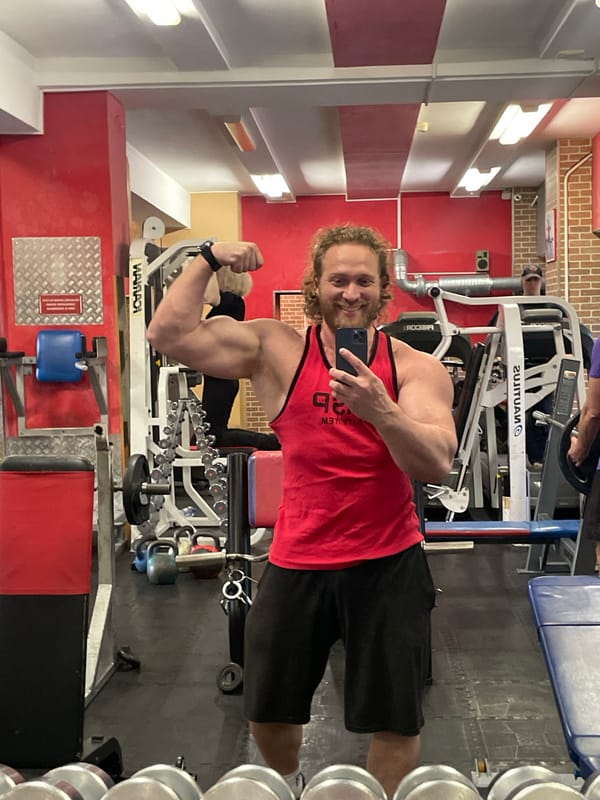 Gym selfie flexing in Saint Petersburg