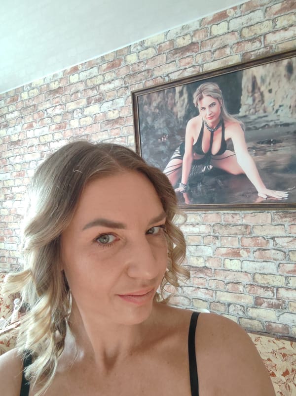 Woman documents personal photo session in Kamchatka apartment