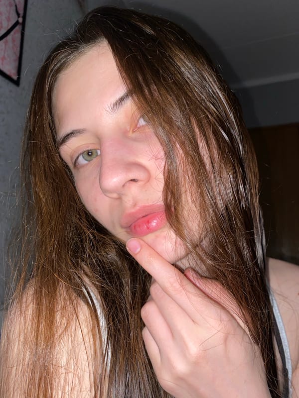 Young woman poses on floor in Votkinsk photoshoot
