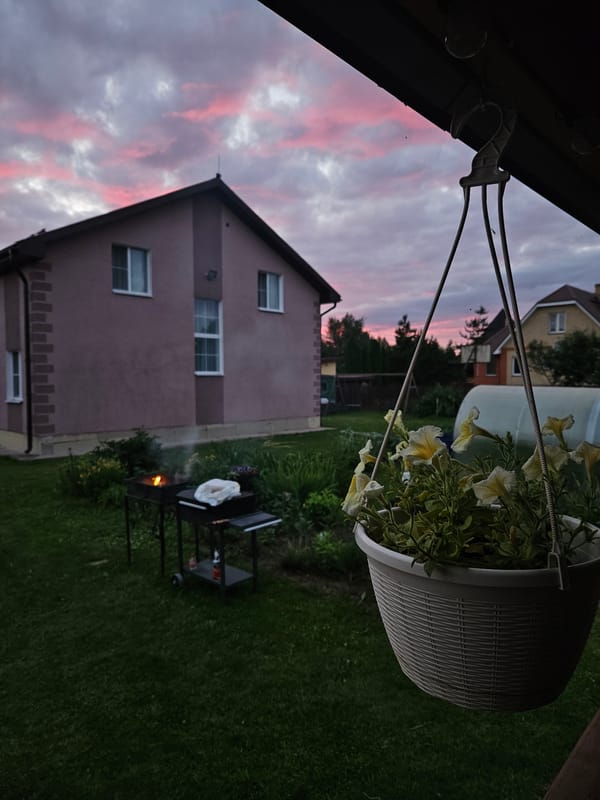 Dusk settles over a Gornye Moriny backyard garden