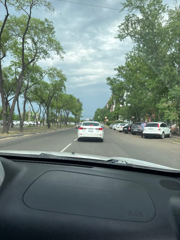 Morning drive through Chernogorsk captures ordinary Russian city life