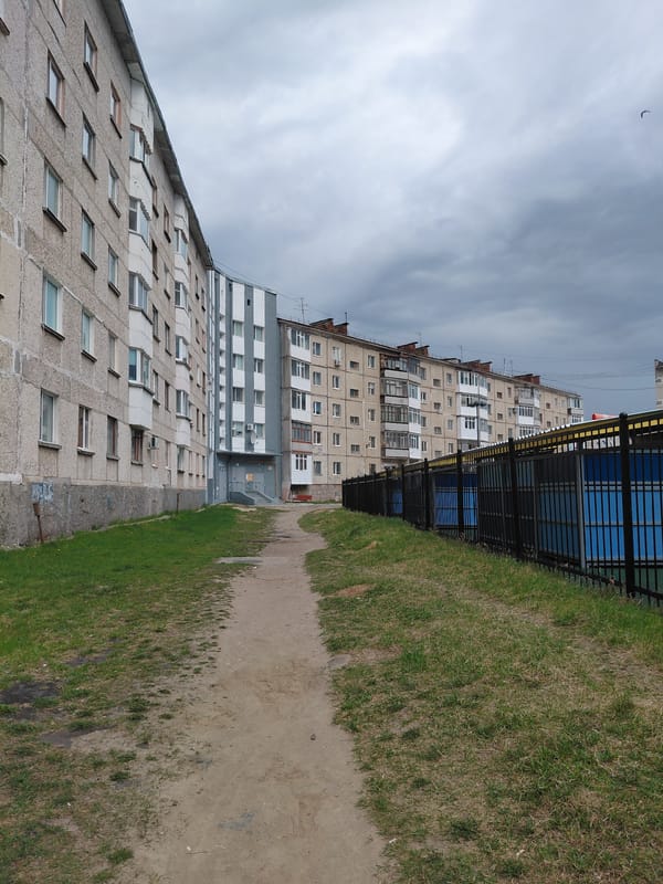 Witness documents daily life in Nadym, Russia neighborhoods