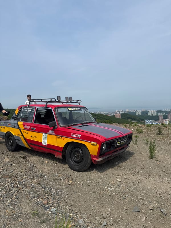 Modified Lada gathering draws crowd on Vladivostok overlook