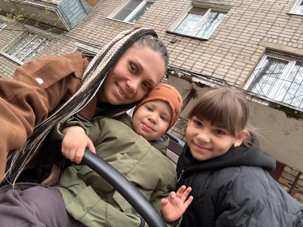 Family outing with children photographed in Rusanovo woods