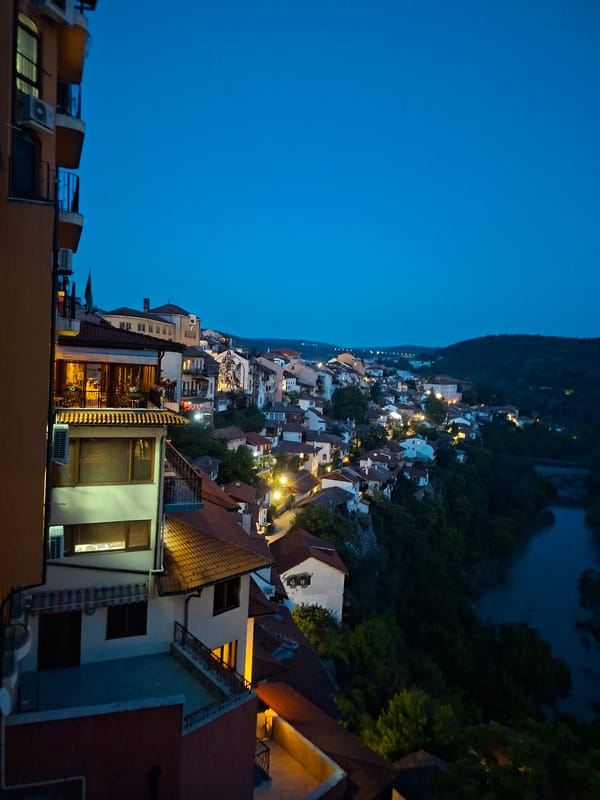 Evening cityscape observations and vehicle sightings recorded across hillside location