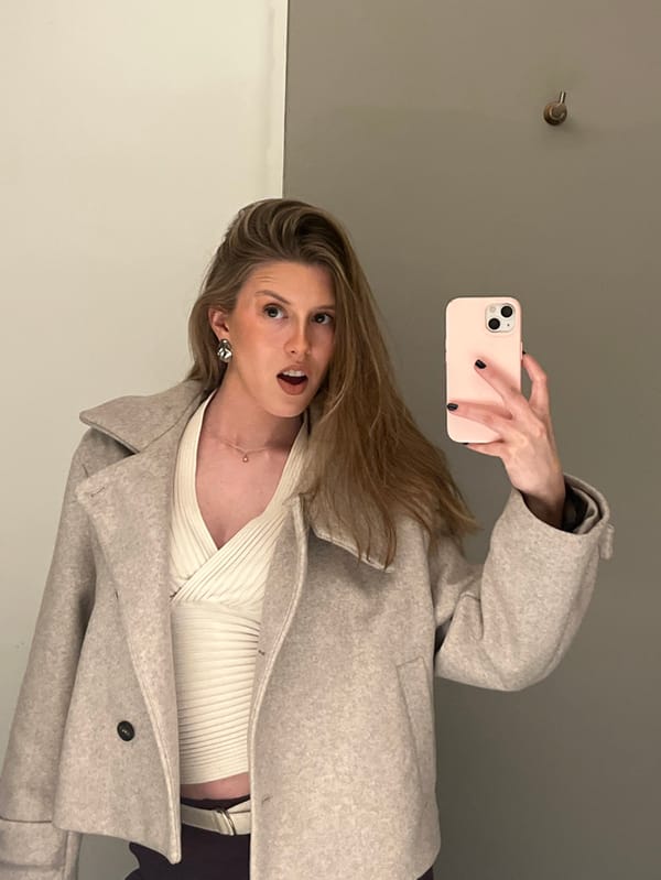 Woman takes multiple selfies in Mexico City elevator