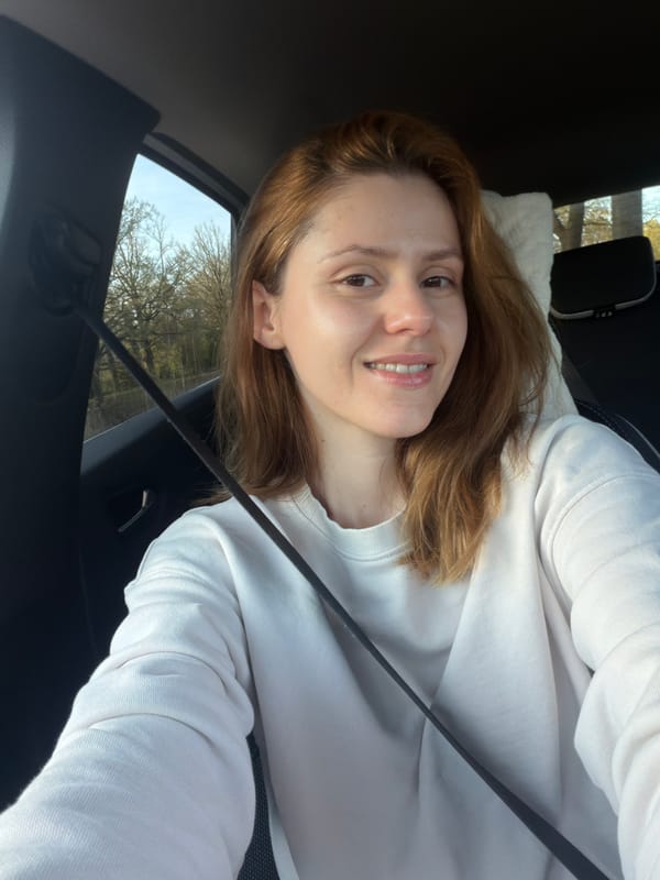 Woman in white sweatshirt observed in vehicle near Vaassen