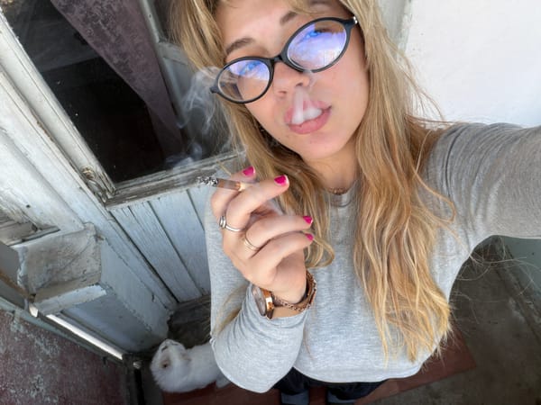 Woman films selfies with heterochromatic cat in Naberezhnye Chelny
