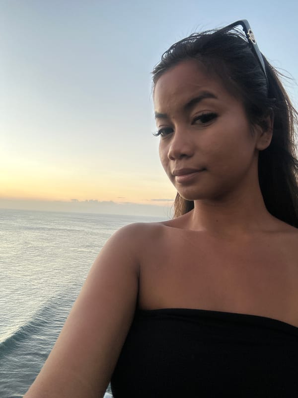 Sunset crowd at Uluwatu's cliff edge, Bali