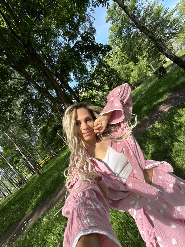 Woman photographed in outdoor portrait session in Rusanovo park