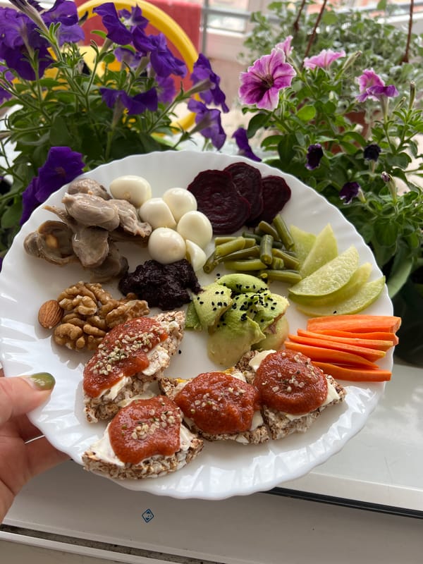 Daily life moments and meals around Novosibirsk neighborhoods