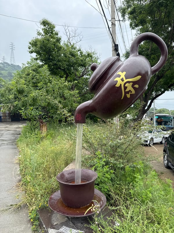 Teapot fountain spotted on Huairou District roadside