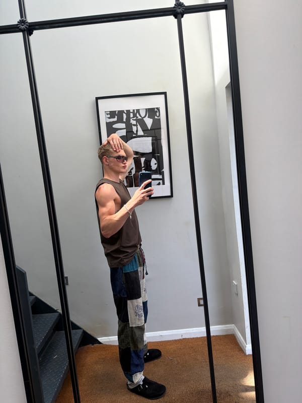 Man takes mirror selfie in London