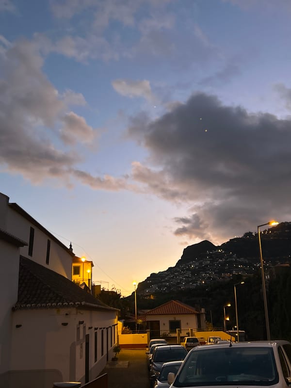 Evening photography session captures daily life in Câmara de Lobos
