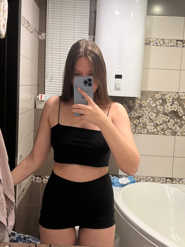 Woman takes bathroom selfie in Chaikovsky, Russia