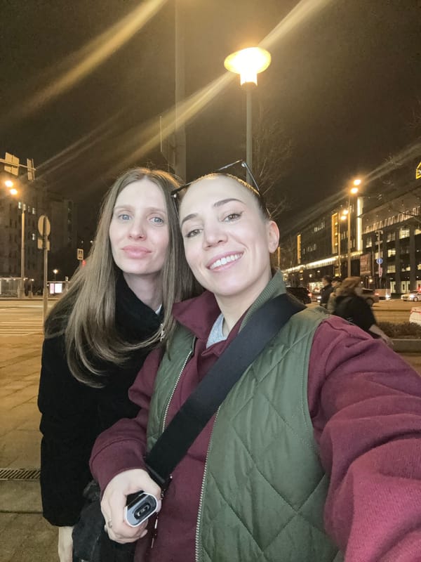 Evening street life and photography across central Moscow