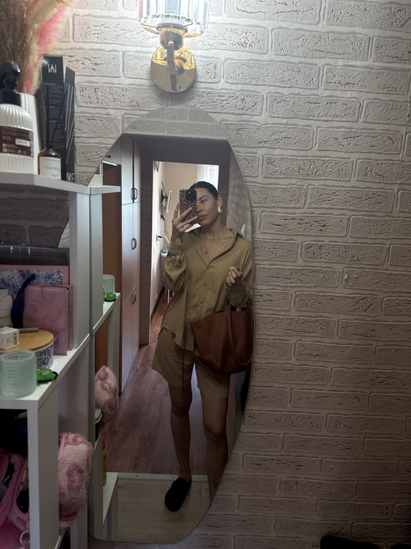 Tan two-piece and tote bag, mirror selfie in Chaikovsky