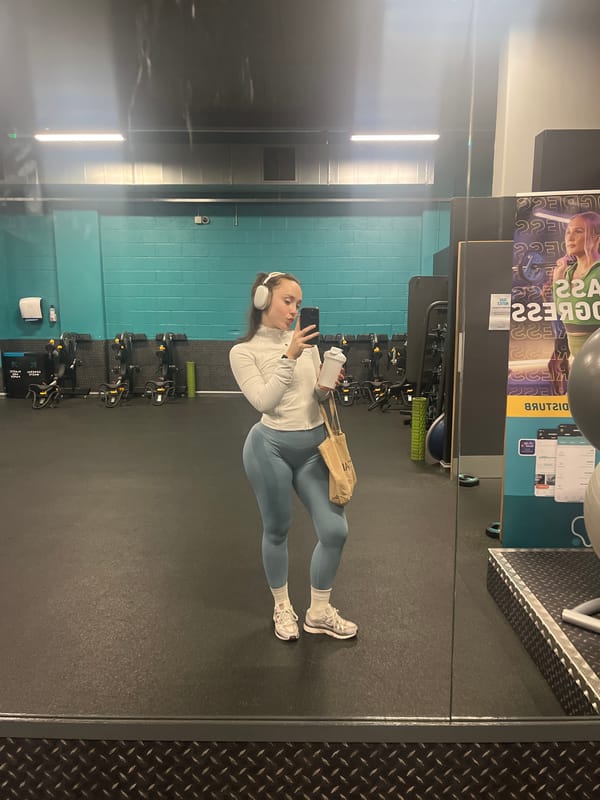 Gym-goer takes mirror selfie during workout session in London