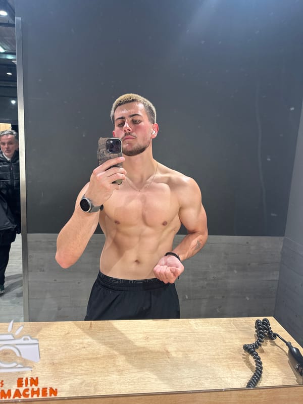 Man takes gym selfies in Essen fitness facility