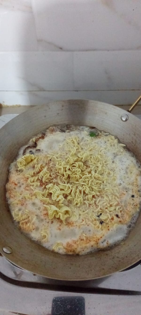 Home cook prepares instant noodles with eggs in Lhokseumawe