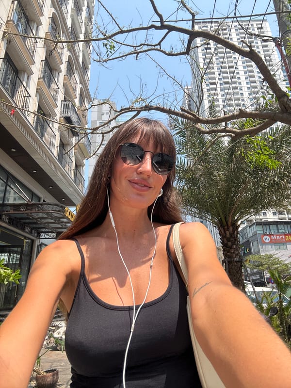 Woman takes street selfie in Đà Nẵng