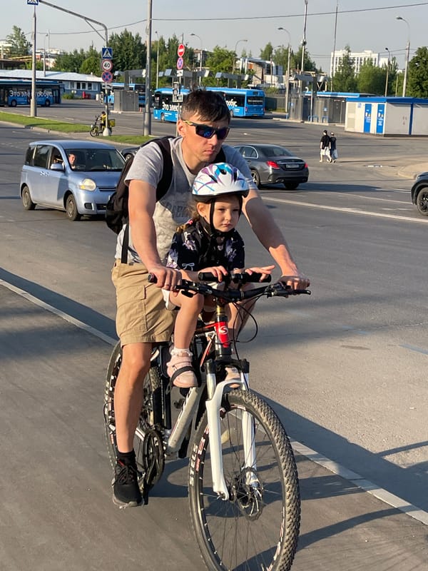 Ordinary Moscow street life documented across two afternoon hours