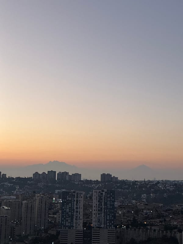 Huixquilucan resident captures dusk cityscape, watches DJ performance