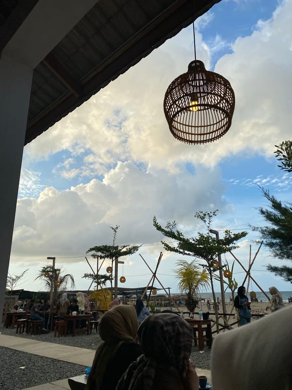 Beachfront dining captured at Indonesian cafe in Keudekruenggeukueh