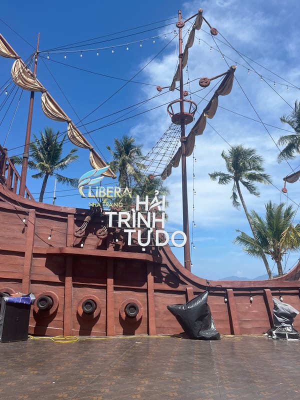 Tourist captures Vietnamese cultural sites and decorations in brief walkthrough
