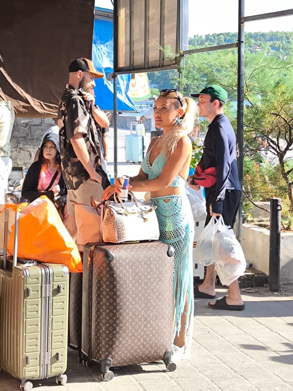 Morning tourist activity documented across Nusa Penida, Indonesia