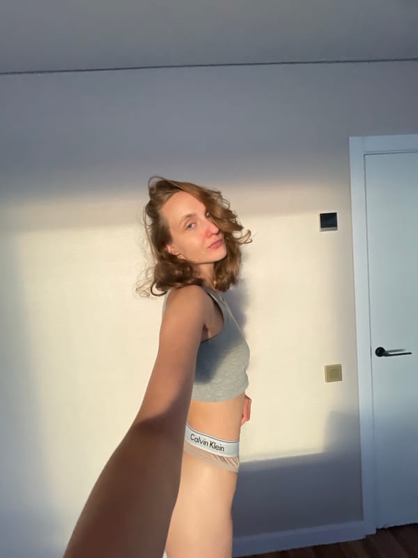 Lazy afternoon selfies and sunlit interiors in a Russian apartment