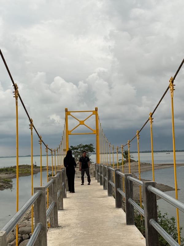 Tourist documents visit to Krueng Cunda bridge in Lhokseumawe
