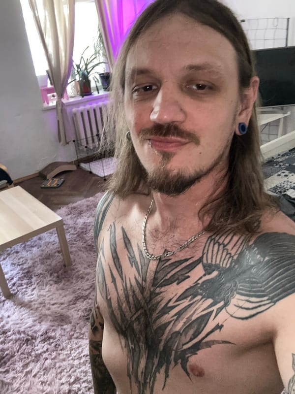 Lazy afternoon selfies and cats in a Saint Petersburg apartment