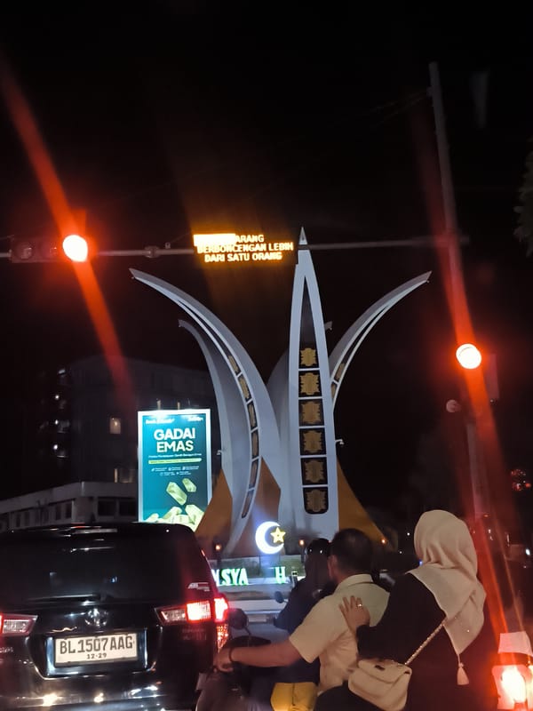 Nighttime drive through central Banda Aceh captured in photos