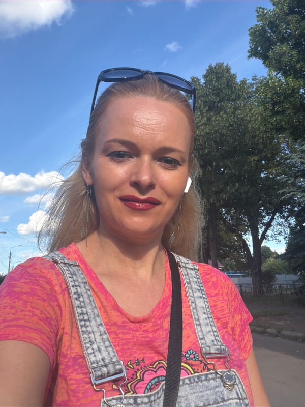 Sunny neighborhood walk with selfies and street-level snapshots
