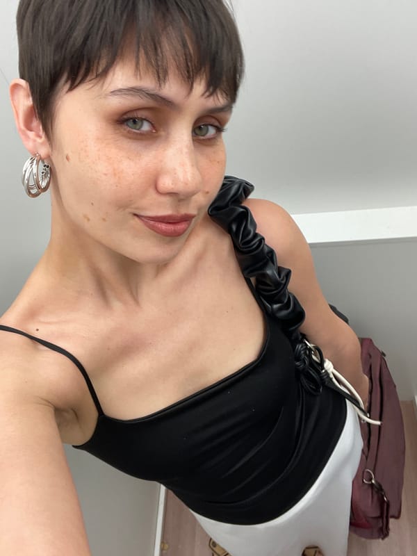 Woman with dark hair, green eyes observed in Izhevsk