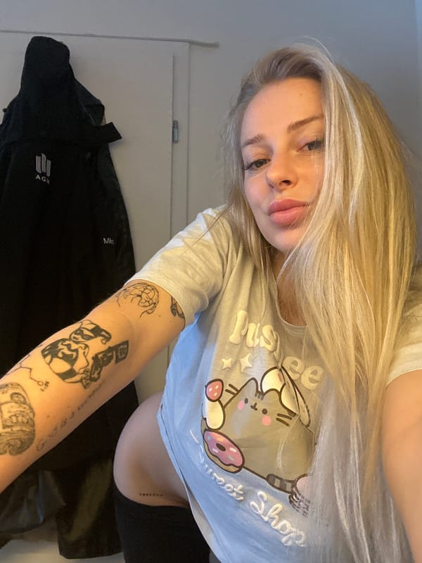 Blonde woman's private afternoon documented in Krakow apartment