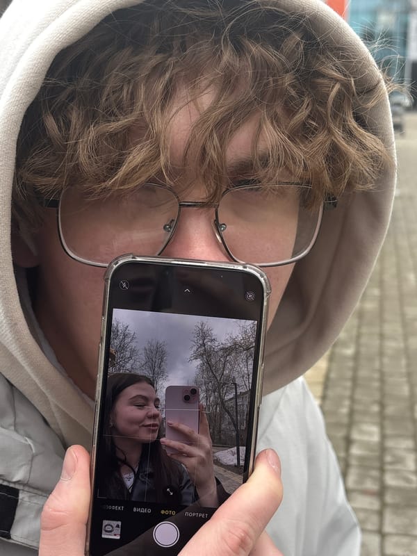 Morning scenes captured in Perm: smartphone photography and park bench moment