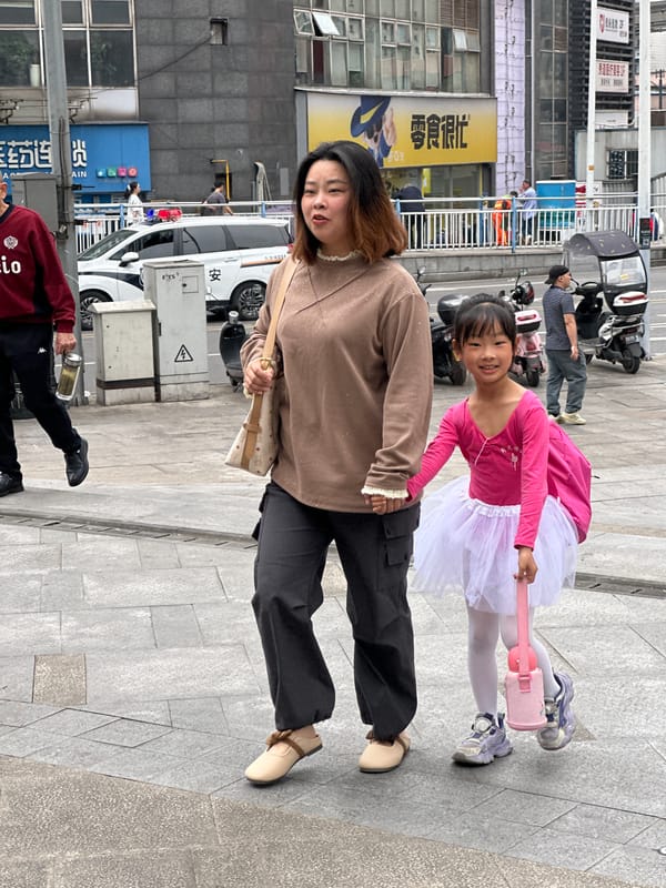 Morning street life documented in Chongqing's Jiulongpo District