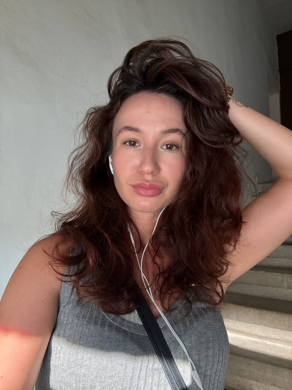 Selfie and outfit check in Tel Aviv, seconds apart