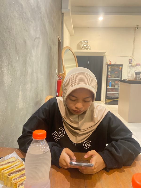 Cafe stop in Sekar Mawar: industrial vibes, nasi goreng, fried bread