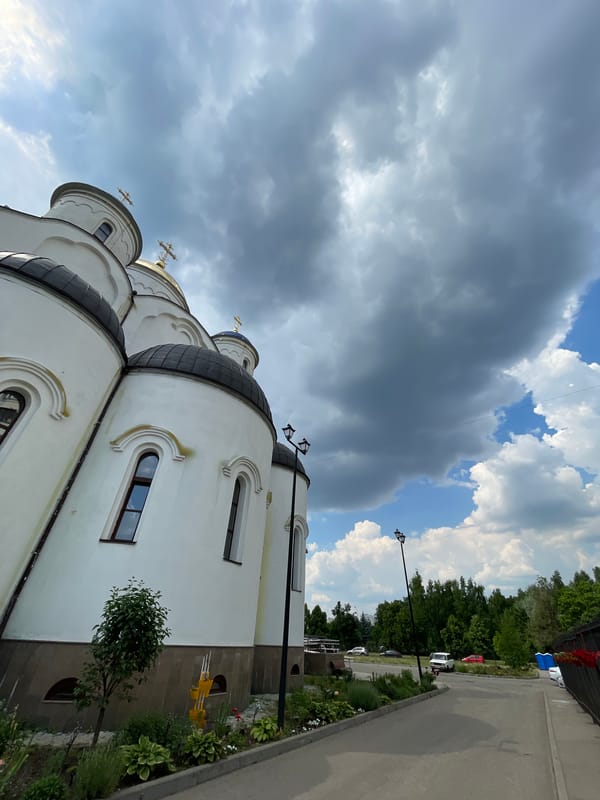 Morning walk through Moscow captures church, flowers, daily life