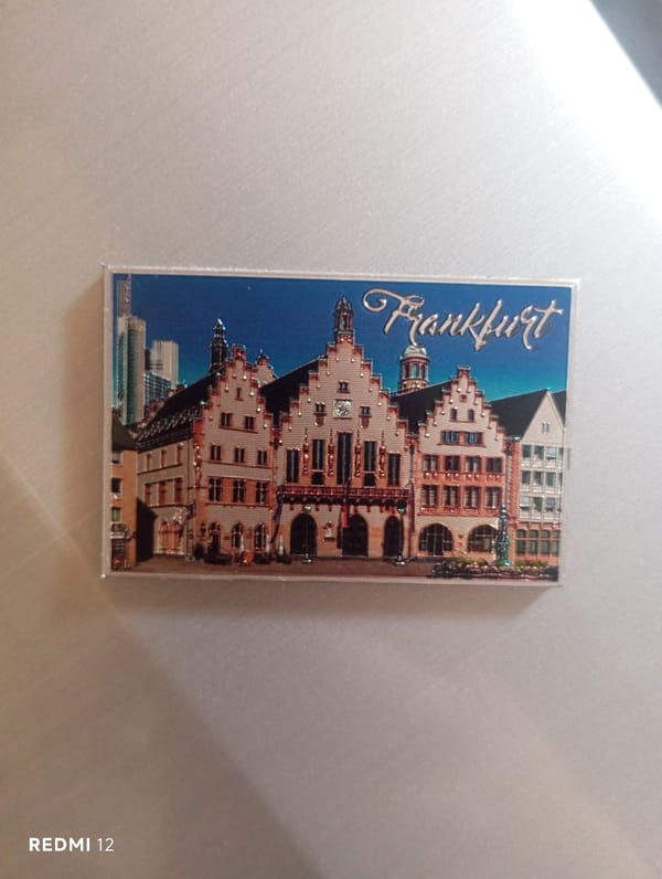 European souvenir magnets featuring Frankfurt and Vienna displayed