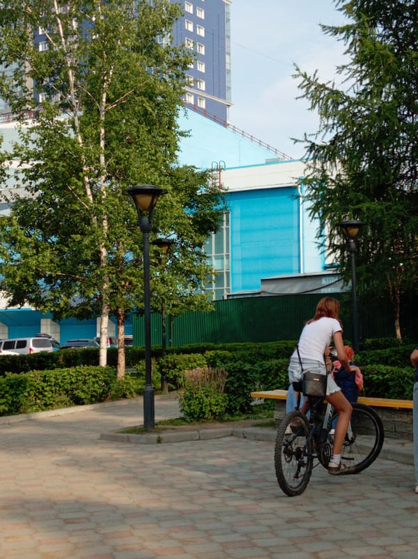 Morning family activities around Artyom park fountains and green spaces