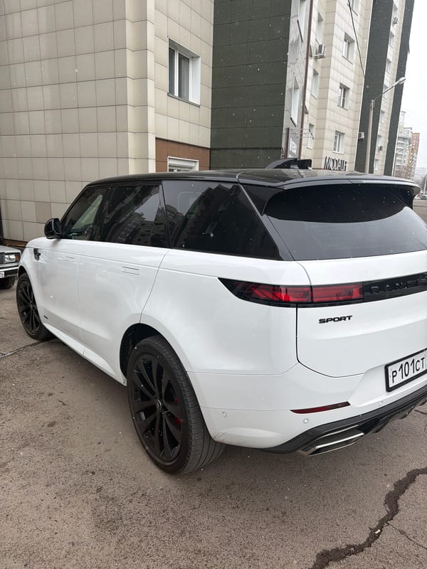 White Range Rover spotted near coffee truck in Krasnoyarsk