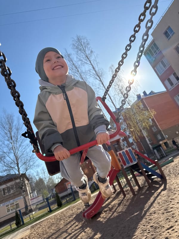 Spring afternoon life documented across Chaikovsky, Russia neighborhoods