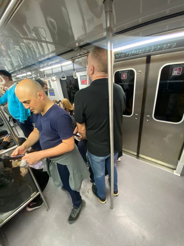 Crowded train conditions observed in Buenos Aires metro system