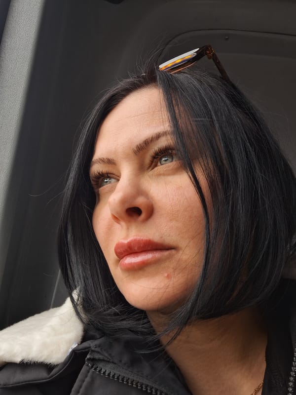 Woman photographed in dark jacket with fur collar in Moscow